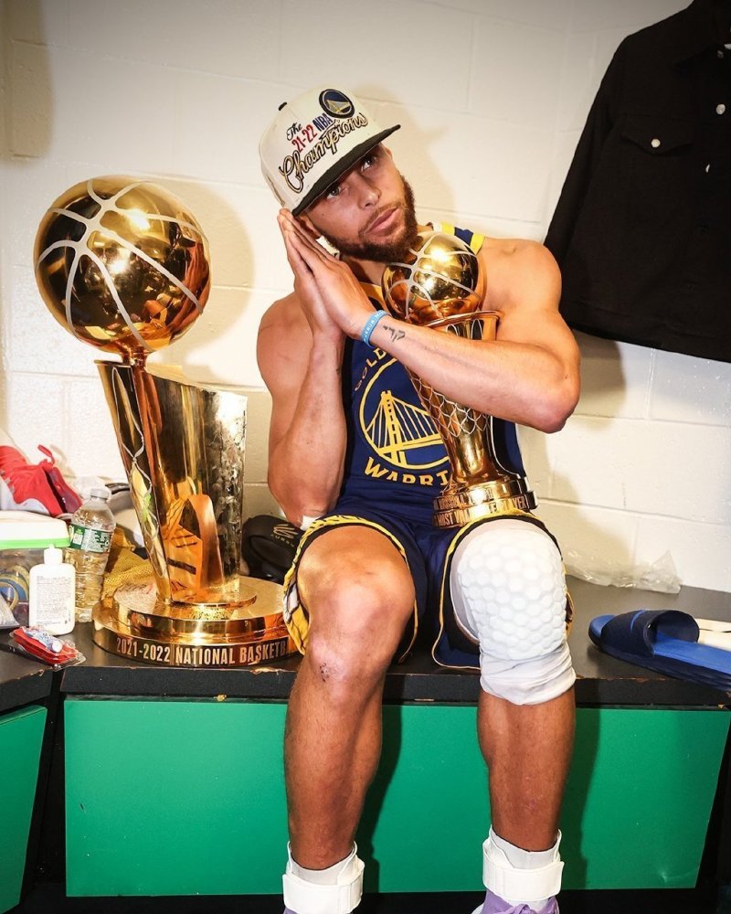 塔图姆脚踝扭伤进入更衣室：3+1坚持罚球全场高呼MVP 小萨垫脚吃恶犯